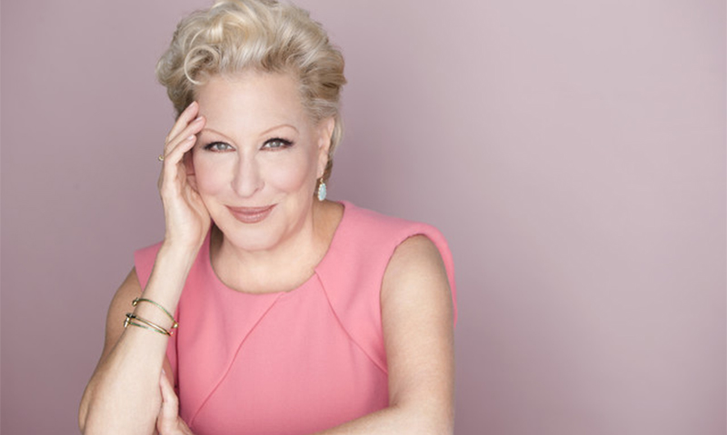 Acusada de transfobia, Bette Midler se desculpa por tuíte relacionado a mulheres: “Não tinha intenção”