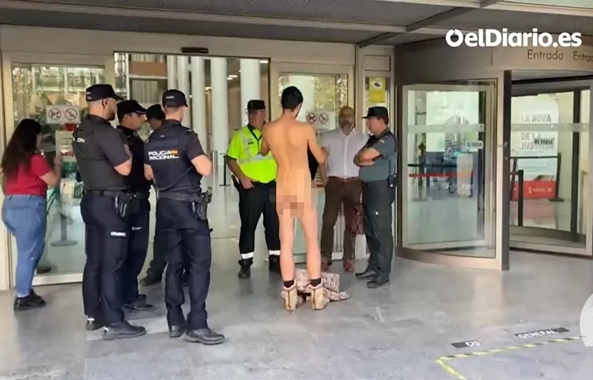  Espanhol condenado por ir pelado à delegacia tenta entrar nu em Fórum de Justiça e é barrado