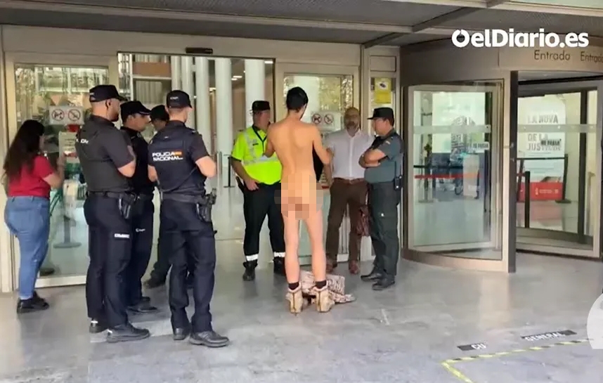 Espanhol condenado por ir pelado à delegacia tenta entrar nu em Fórum de Justiça e é barrado