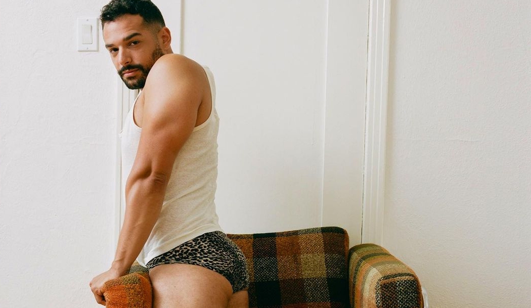 No ar em “Queer As Folk”, ator Johnny Sibilly pede nudes como presente de aniversário: “Eu mereço”