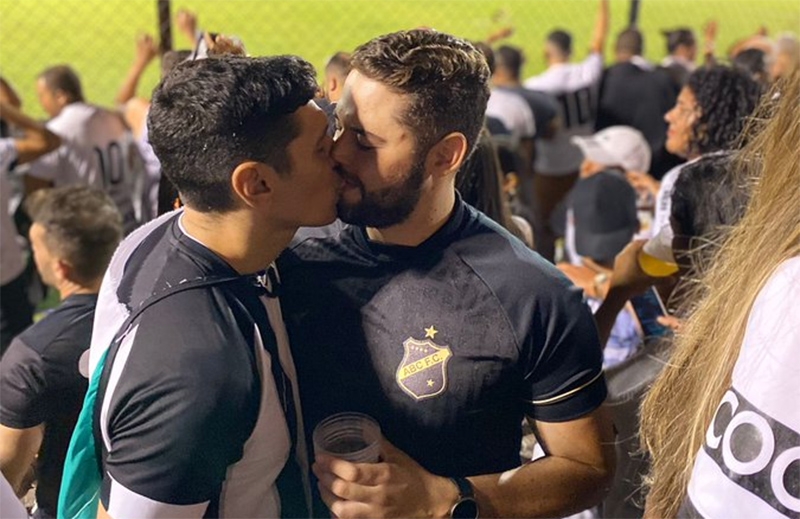  Beijo entre casal de torcedores do ABC vira alvo de comentários homofóbicos após foto viralizar nas redes sociais