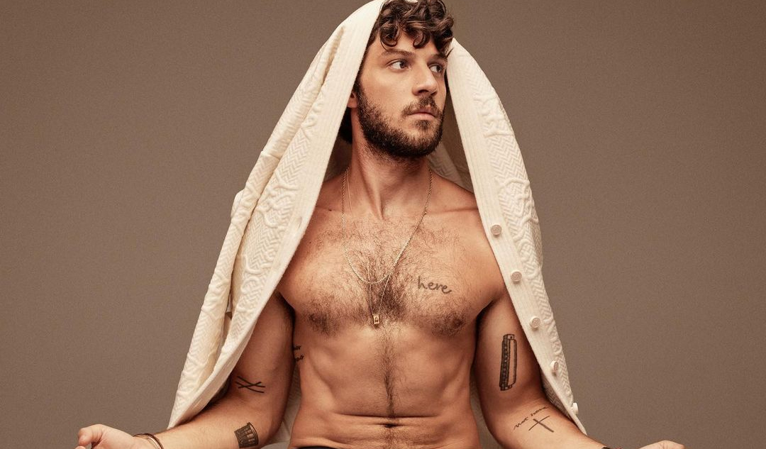 Chay Suede surge com bumbum de fora em cena de sexo em “Travessia” e internet reage: “O ponto alto da novela”
