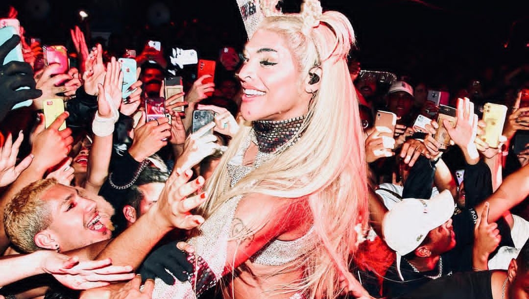 Pabllo Vittar arrecada meia tonelada de alimentos durante festa e faz doação a afegãos acampados em aeroporto de SP