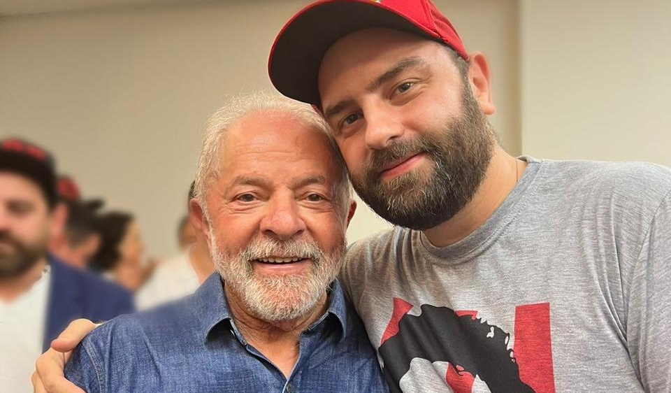 Filho caçula de Luiz Inácio chama atenção nas redes sociais ao postar foto ao lado do pai: “Lula sogrão”