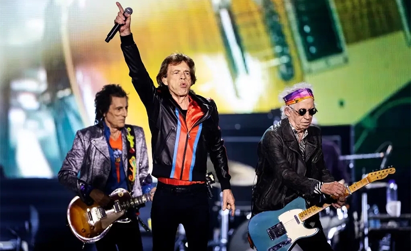 Mick Jagger teve romance com dois colegas do Rolling Stones, diz biografia da banda