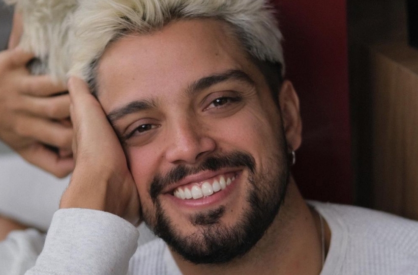  Rodrigo Simas diz que masculinidade tóxica o fez questionar sua sexualidade: “Tive muitas questões”