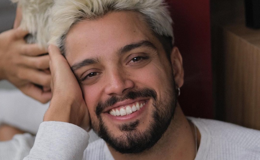 Rodrigo Simas diz que masculinidade tóxica o fez questionar sua sexualidade: “Tive muitas questões”