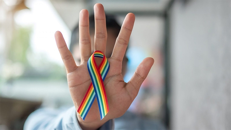  Pesquisa aponta que 52% dos profissionais brasileiros LGBTQIA+ já sofreram discriminação no trabalho