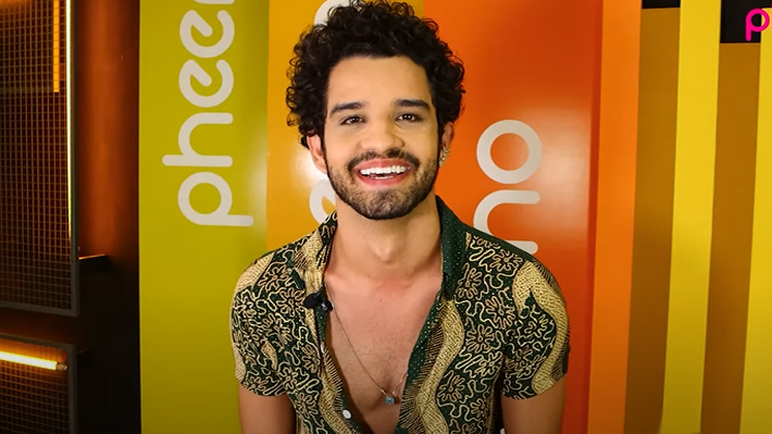 “A TV rotula muito: quando tem um papel X, não pensam no ator X por ser gay”, afirma ator de teatro