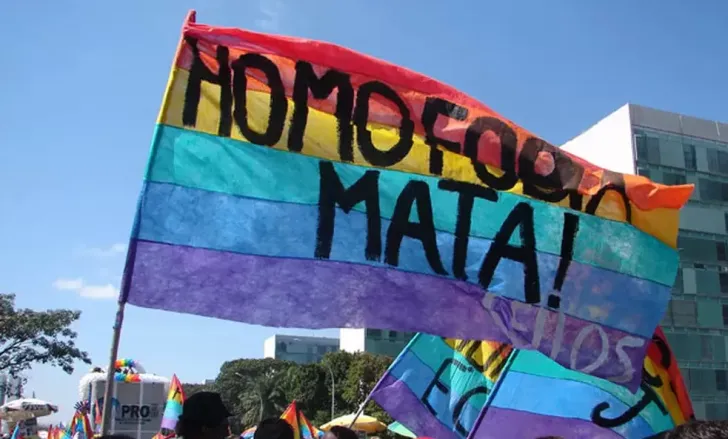 Jovem é preso suspeito de homofobia e agressão a colega de trabalho em farmácia de Goiás