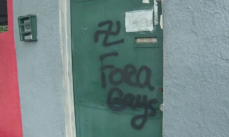 Casal gay tem portão pichado com mensagem homofóbica e suástica nazista no Rio: “Fora gays”