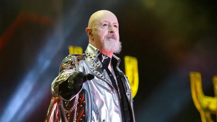 Vocalista do Judas Priest fala da reação do público ao se assumir gay, em 1998: “Recebi cartas de todo o mundo”