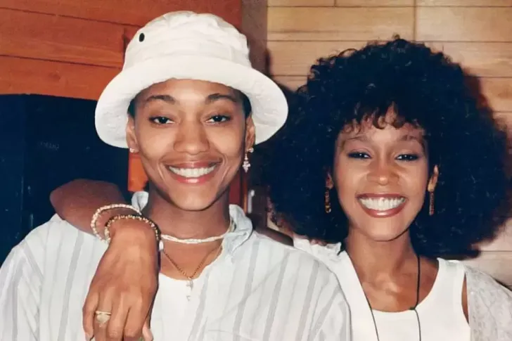  Família de Whitney Houston tentou proibir retratação de namoro lésbico da cantora com amiga em filme