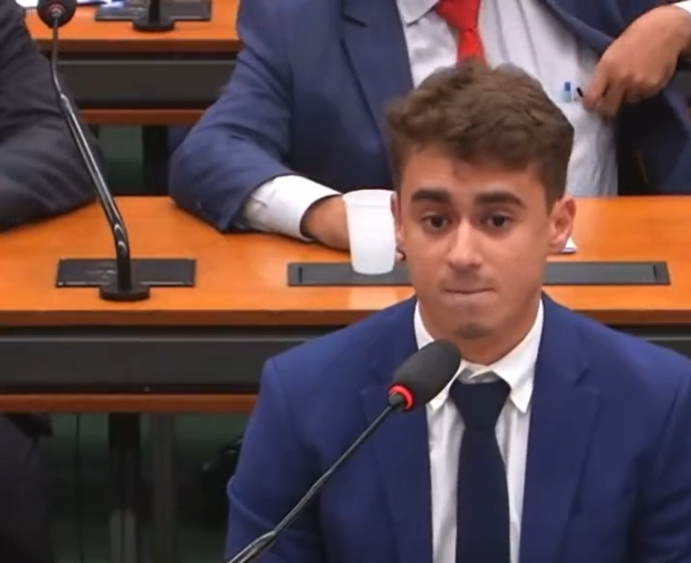 Nikolas Ferreira vira motivo de piada e é chamado de “chupetinha” em sessão na Câmara dos Deputados