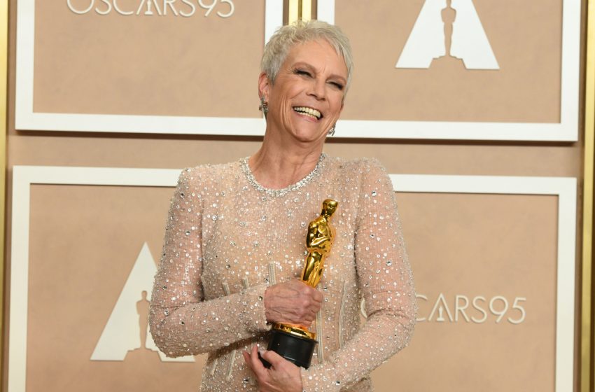  Jamie Lee Curtis diz que se refere à sua estatueta do Oscar com pronomes neutros em apoio à filha trans