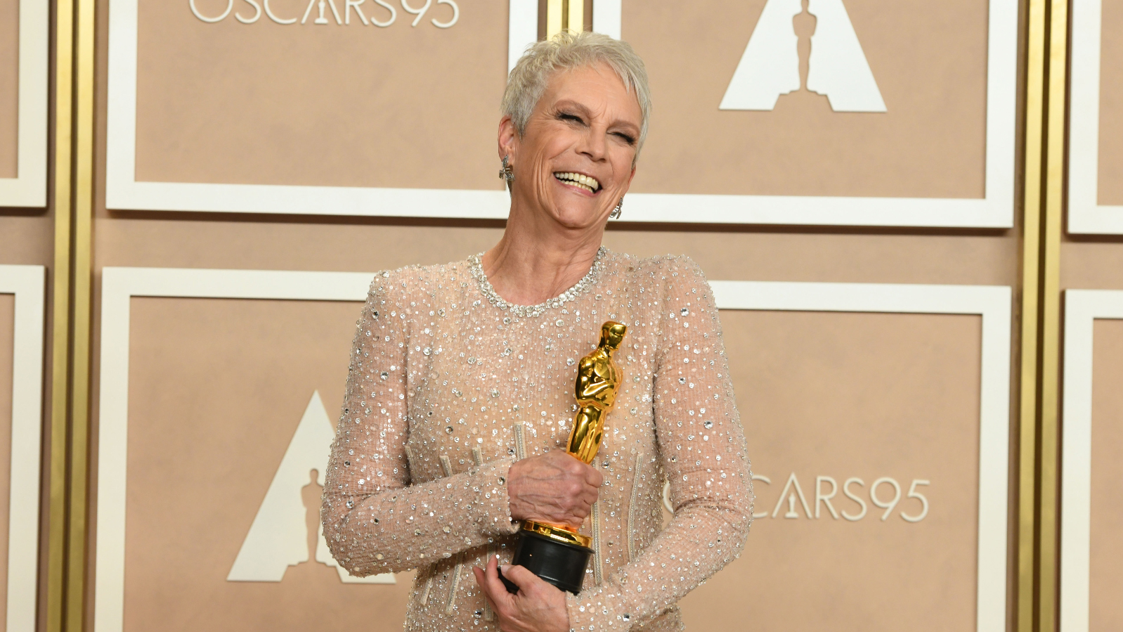 Jamie Lee Curtis diz que se refere à sua estatueta do Oscar com pronomes neutros em apoio à filha trans