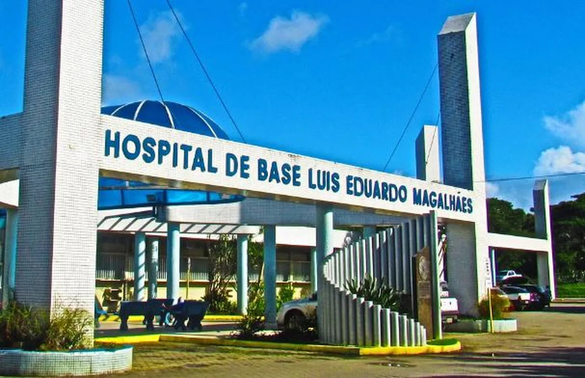 Mulher trans invade hospital com corpo em chamas após ser atacada por homem na Bahia