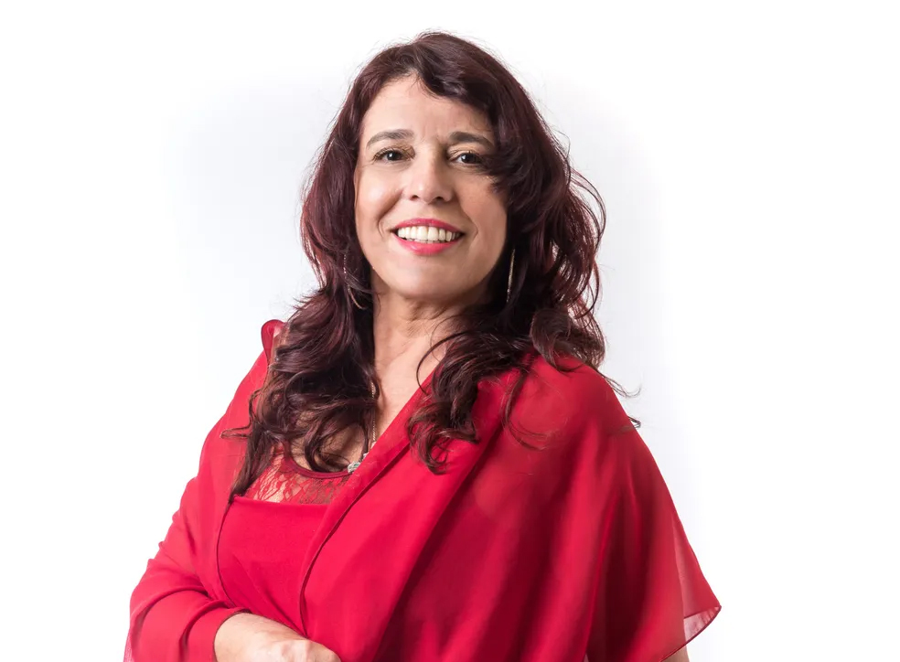 Ex-BBB e professora da UFMG, Mara Telles é acusada de transfobia por alunos; universidade apura caso