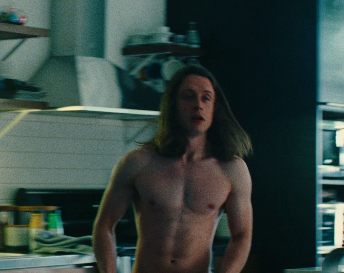 Irmão mais novo de Macaulay Culkin protagozina cena de nu frontal em nova série de terror do Prime Video