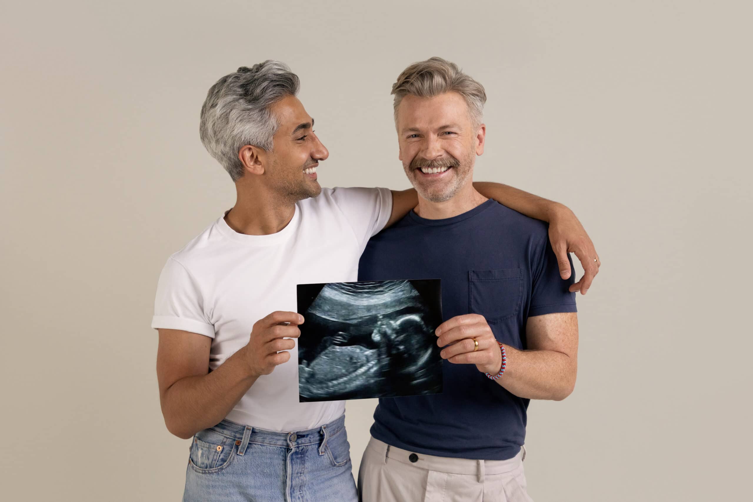 Tan France, do Queer Eye, e marido anunciam que segundo bebê está a caminho