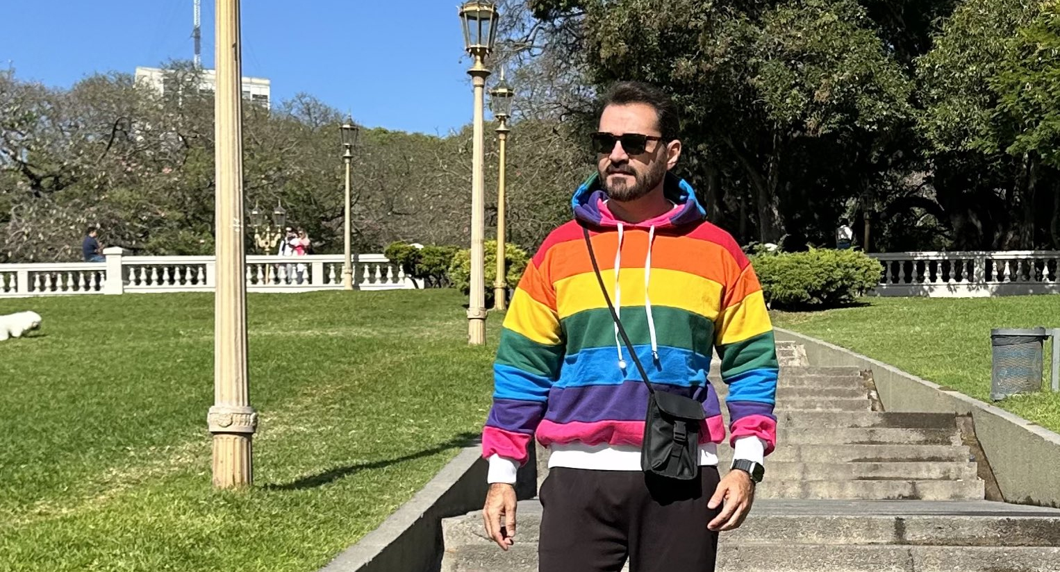 Jornalista da Globo News, Marcelo Cosme defende orientação sexual e afirma: “Ser bicha é ato político”