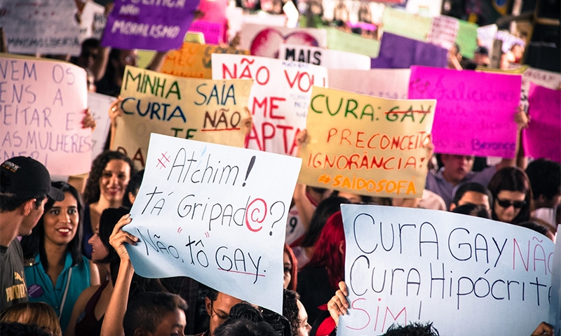  Projeto de lei prevê multa de até R$ 65 mil para quem promover prática conhecida como “cura gay”