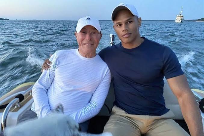 Bilionário casa com ex-modelo 50 anos mais jovem: “tinha uma vida hétero”