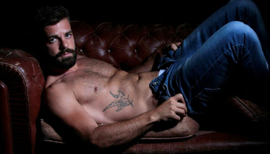 Ator pornô gay aposentado concorre a vaga de prefeito em cidade da Espanha