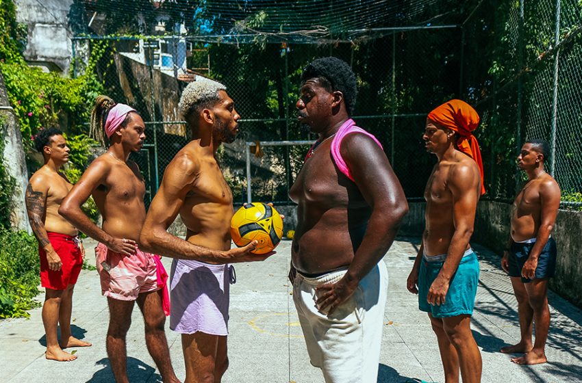   RJ: Peça “Pelada” encena disputa entre gays e héteros por um campo para futebol e gaymada