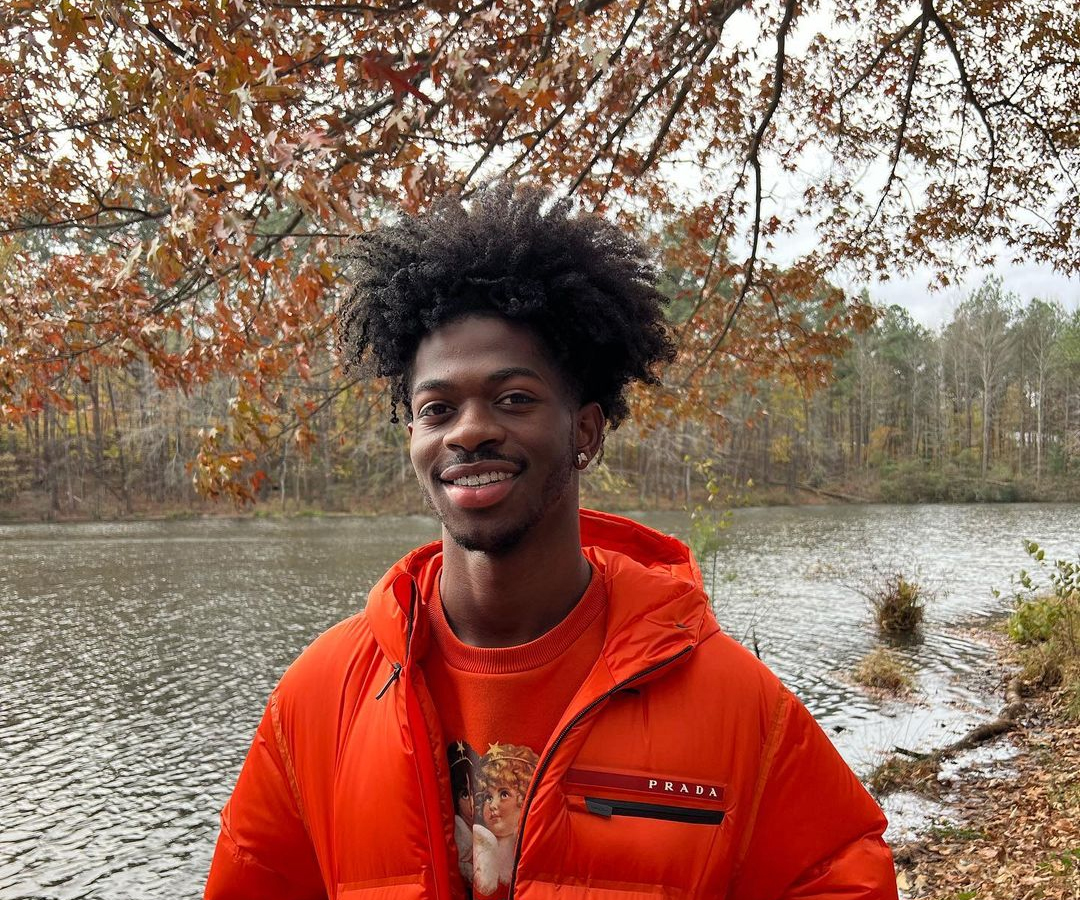 Lil Nas envia mensagem comovente para fãs LGBTs na Arábia Saudita: “Que as leis contra nós mudem”