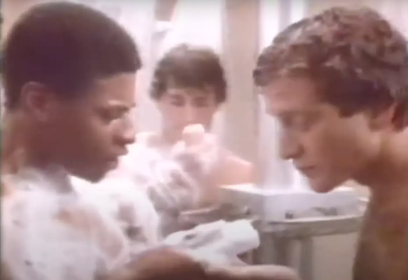 Comercial de sabonete homoerótico dos anos 80 lembra pegação em sauna, assista