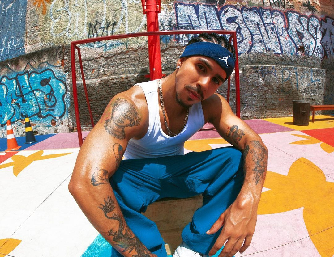 Pantaleão é destaque em revista gay de maior circulação dos EUA: “Nova superestrela LGBT brasileira”