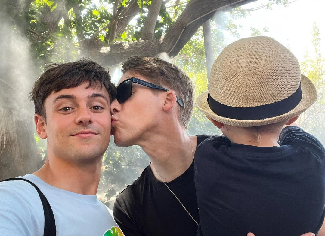 Tom Daley e Dustin Lance Black dão as boas-vindas ao segundo filho e compartilham nome único
