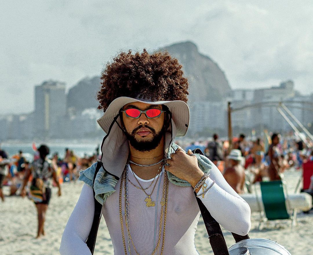 Cantor carioca aborda a sensibilidade do homem preto no EP de estreia; ouça “Pra Molhar”