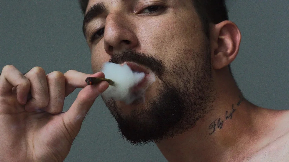 Novo estudo investigará se a maconha agrava ou protege contra os efeitos neurológicos do HIV