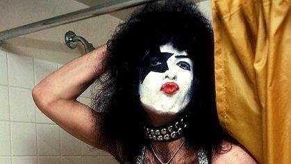 Músico do Kiss se retrata após acusação de transfobia: “Minhas palavras não foram claras”