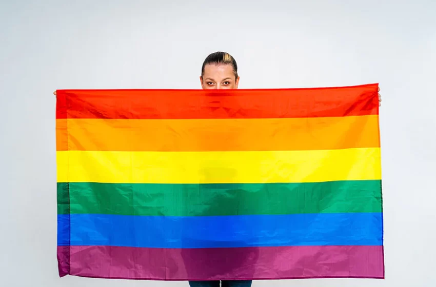  2 a cada 10 brasileiros acreditam que homossexualidade é doença, diz pesquisa