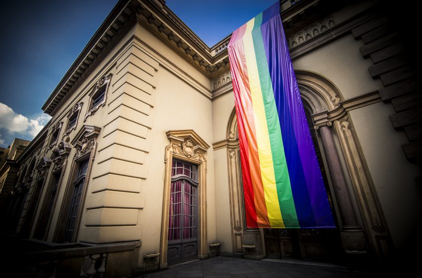  ABSURDO: Bandeira LGBT é arrancada da fachada do Theatro Municipal