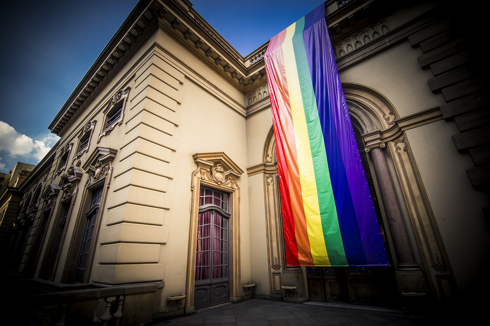 ABSURDO: Bandeira LGBT é arrancada da fachada do Theatro Municipal