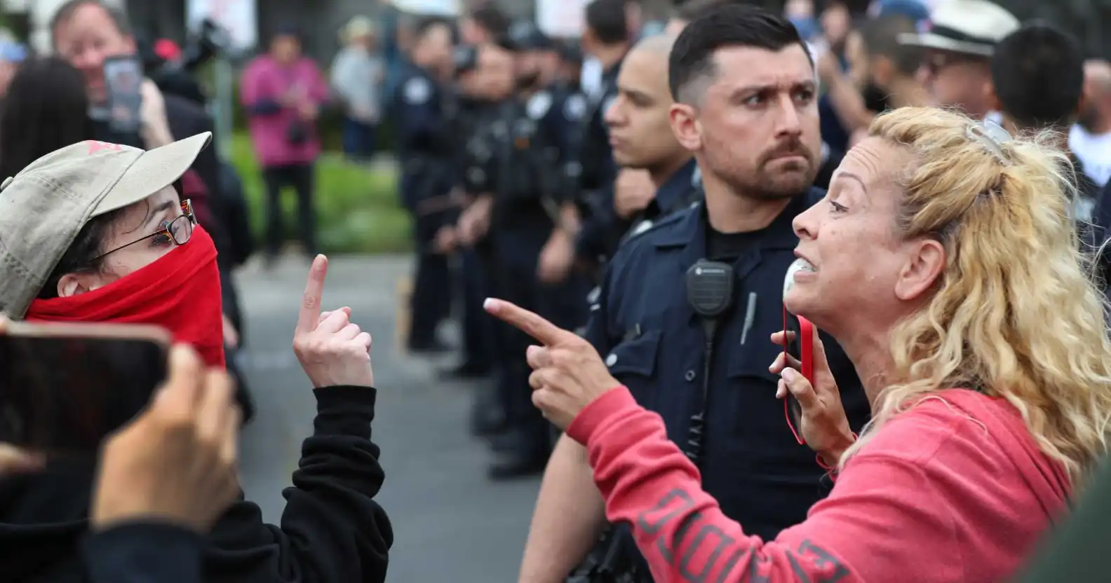VIOLÊNCIA – Extremistas invadem reunião escolar e atacam pais LGBT+