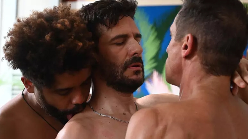 Galã da Globo lembra cena de sexo gay e a três ao lado de Tuca Andrada em filme argentino