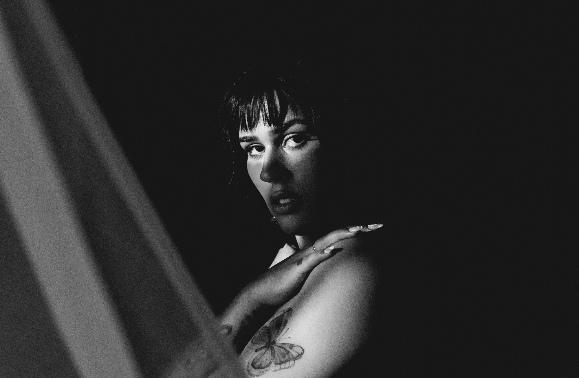 Boombeat narra metamorfose travesti e suas particularidades na faixa “Borboleta”