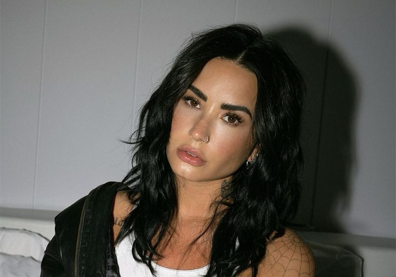  Não-binária, Demi Lovato volta a usar pronomes femininos e desabafa: “Foi exaustivo explicar”