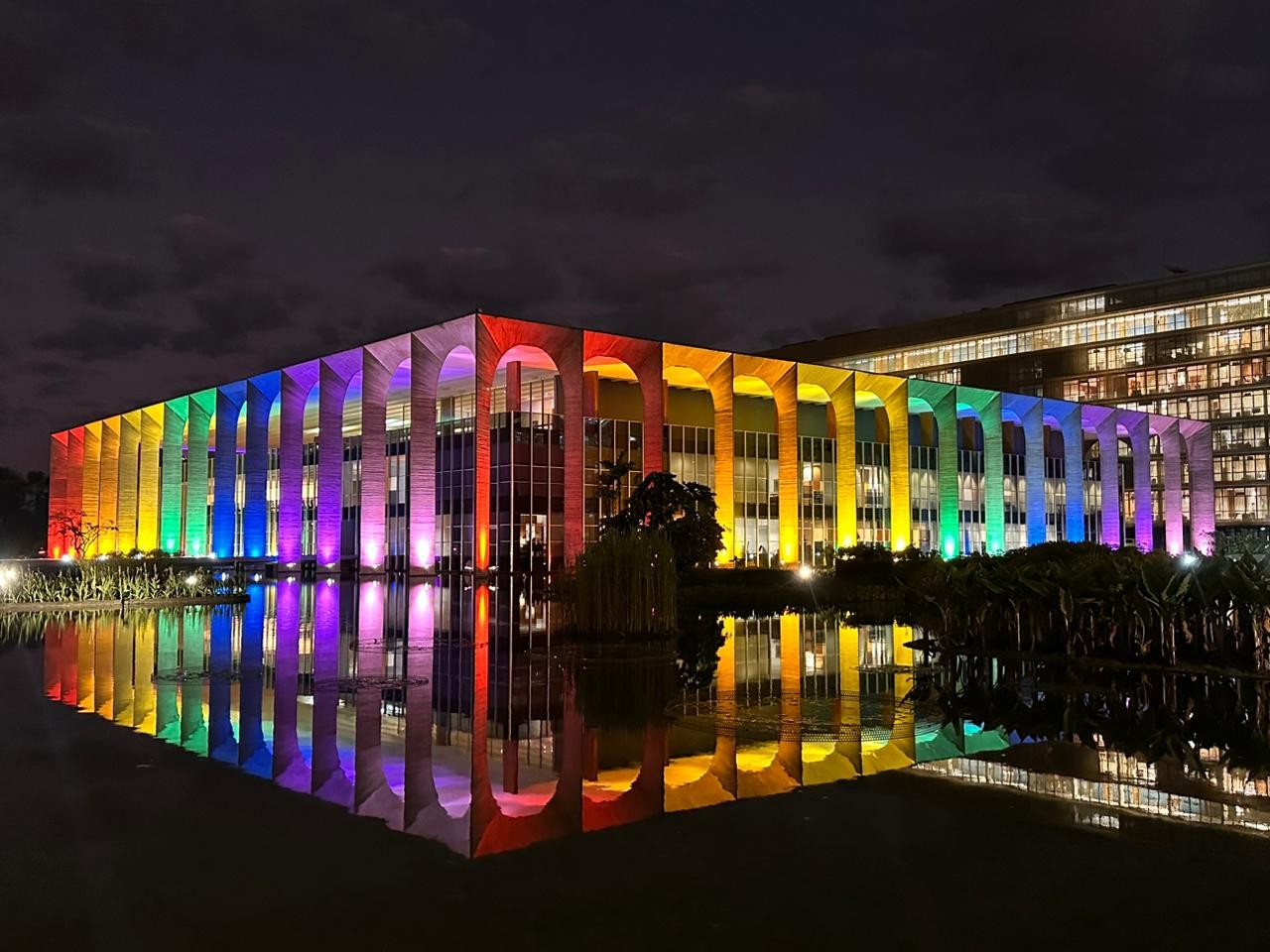 Palácio do Planalto e Itamaraty ganham cores do arco-íris