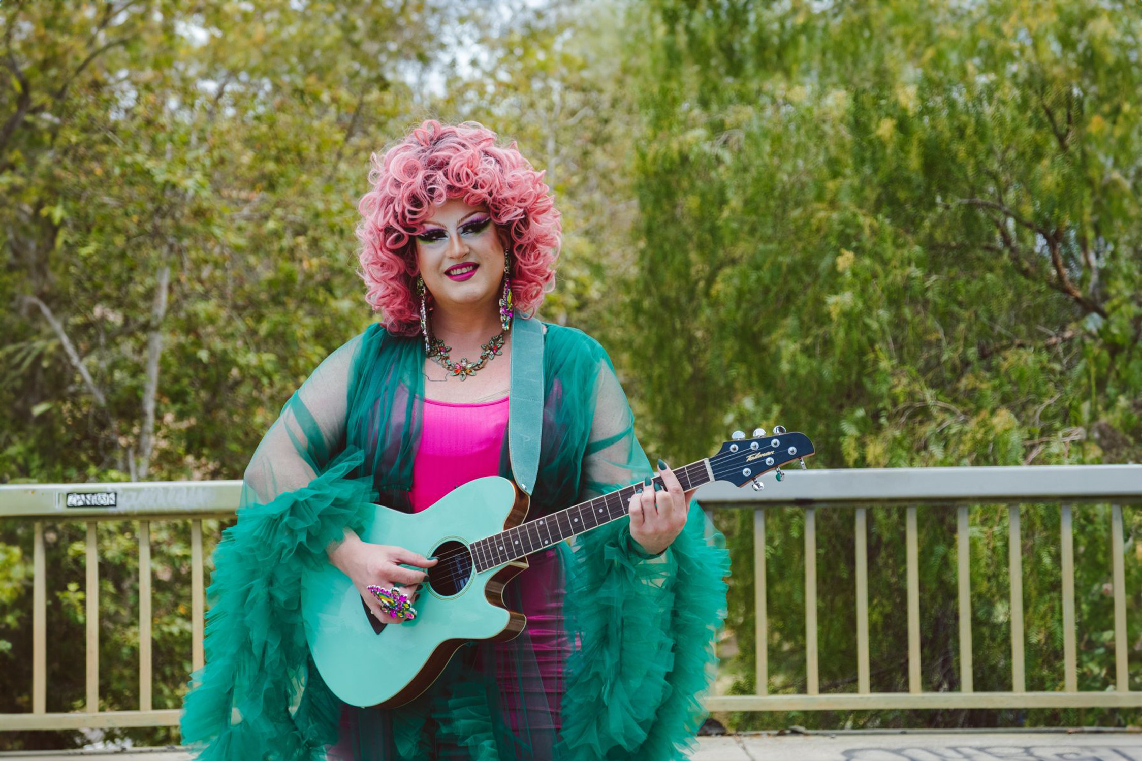 Drag Queen lidera paradas de música cristã com álbum “Bible Belt Baby”