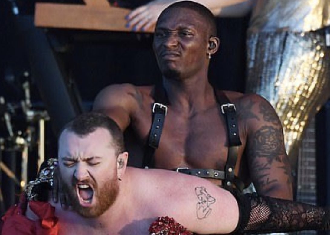 Sam Smith simula sexo anal com dançarino em festival na Espanha