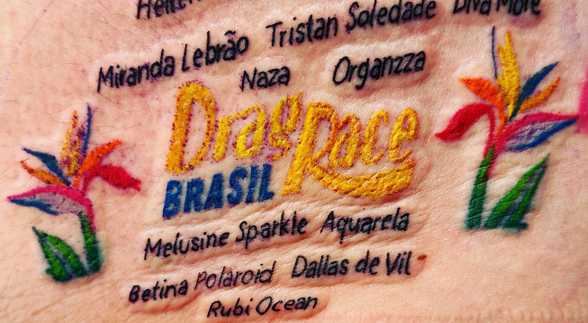 OMG! Fã tatua nome de todas as participantes de Drag Races do mundo