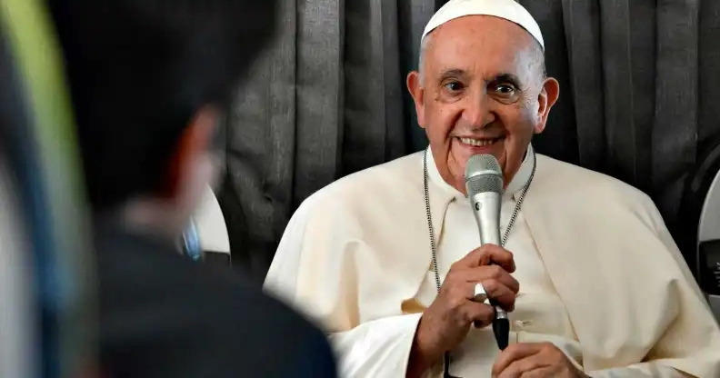 Papa diz que Igreja está aberta a pessoas LGBTQ+, mas ‘existem leis’
