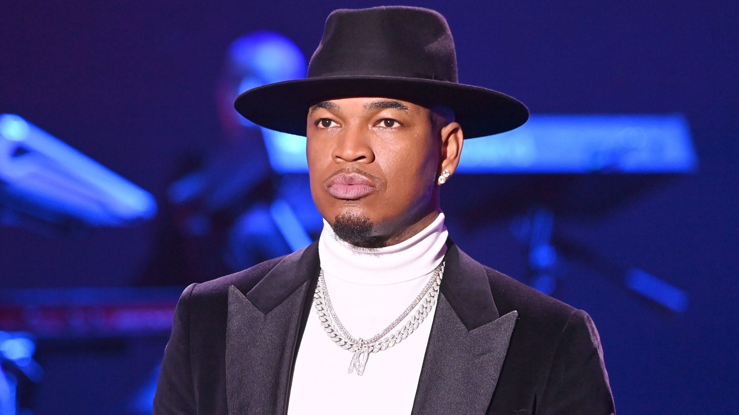 Prestes a vir ao The Town, cantor Ne-Yo ataca comunidade trans