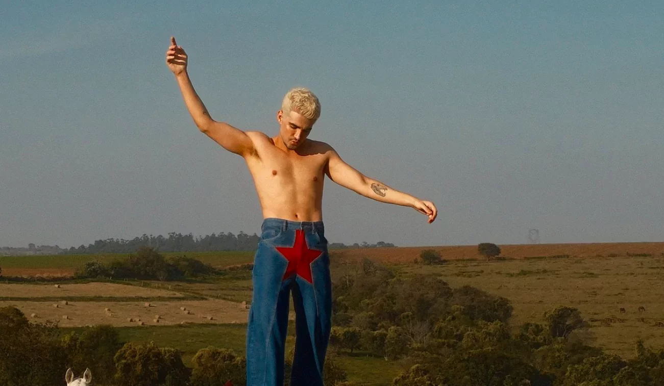 Crítica a novo álbum de Jão traz reflexão sobre adolescência tardia de LGBTs